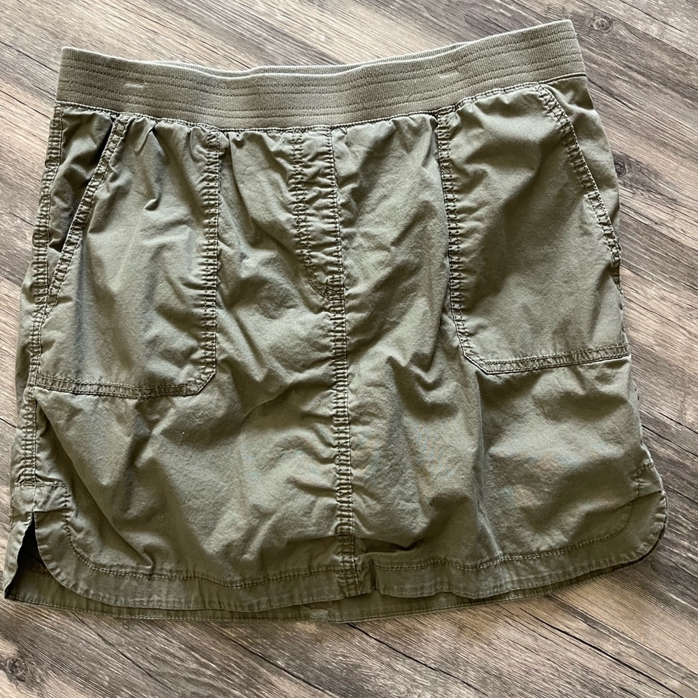 Chico's Poplin Skort Size 2 US - 12 Stretch Pockets Elastic Waist Olive